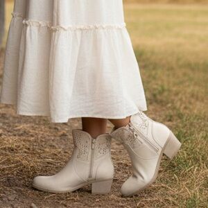 Elegant Cream Ankle Boots With Dual Zippers